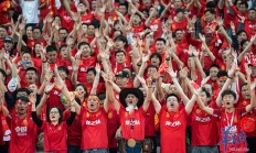 开云体育中国-精彩比赛现场观众情绪高涨，热情沸腾