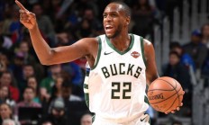 开云体育登录-雄鹿主力球员米德尔顿在比赛中发挥出色