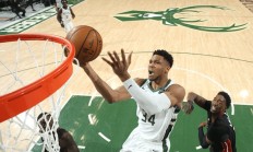 开云体育平台APP-雄鹿后卫连续30+得分创队史纪录