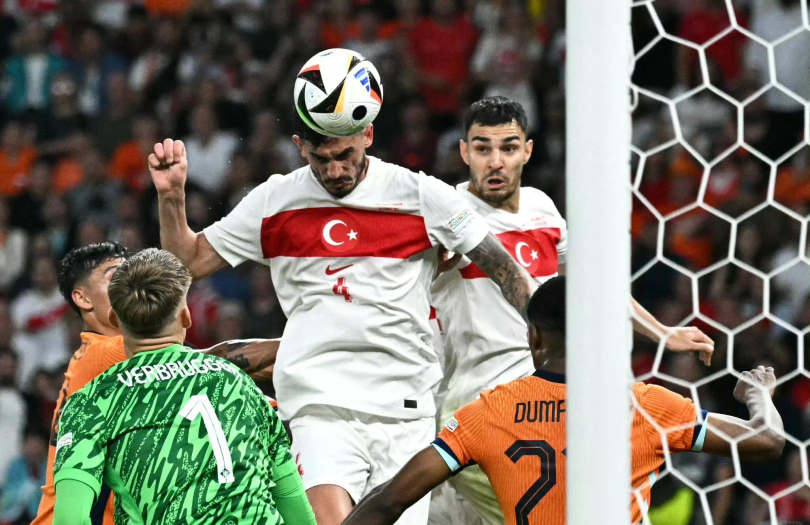 荷兰国家队闯入欧洲杯决赛,英勇无畏 荷兰国家队闯入欧洲杯决赛,英勇无畏