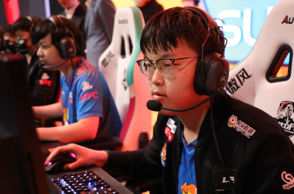 DK险胜EG，Deft打出惊人五杀激烈交锋2025世界赛，强势挺进下一轮