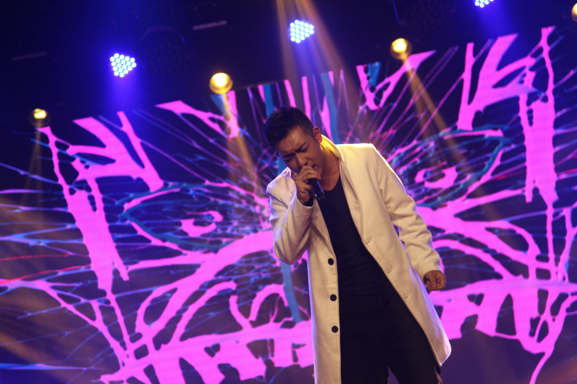 TSM险胜CLG，Faker打出惊人五杀强强对话入围赛，点燃全场激情