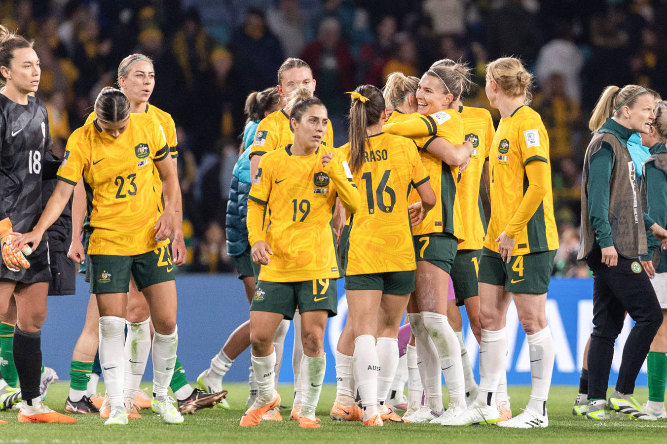 加拿大女足队在比赛中施展招牌技巧 加拿大女足队在比赛中施展招牌技巧