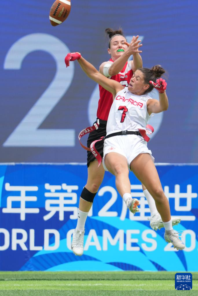 加拿大女足队在比赛中施展招牌技巧 加拿大女足队在比赛中施展招牌技巧