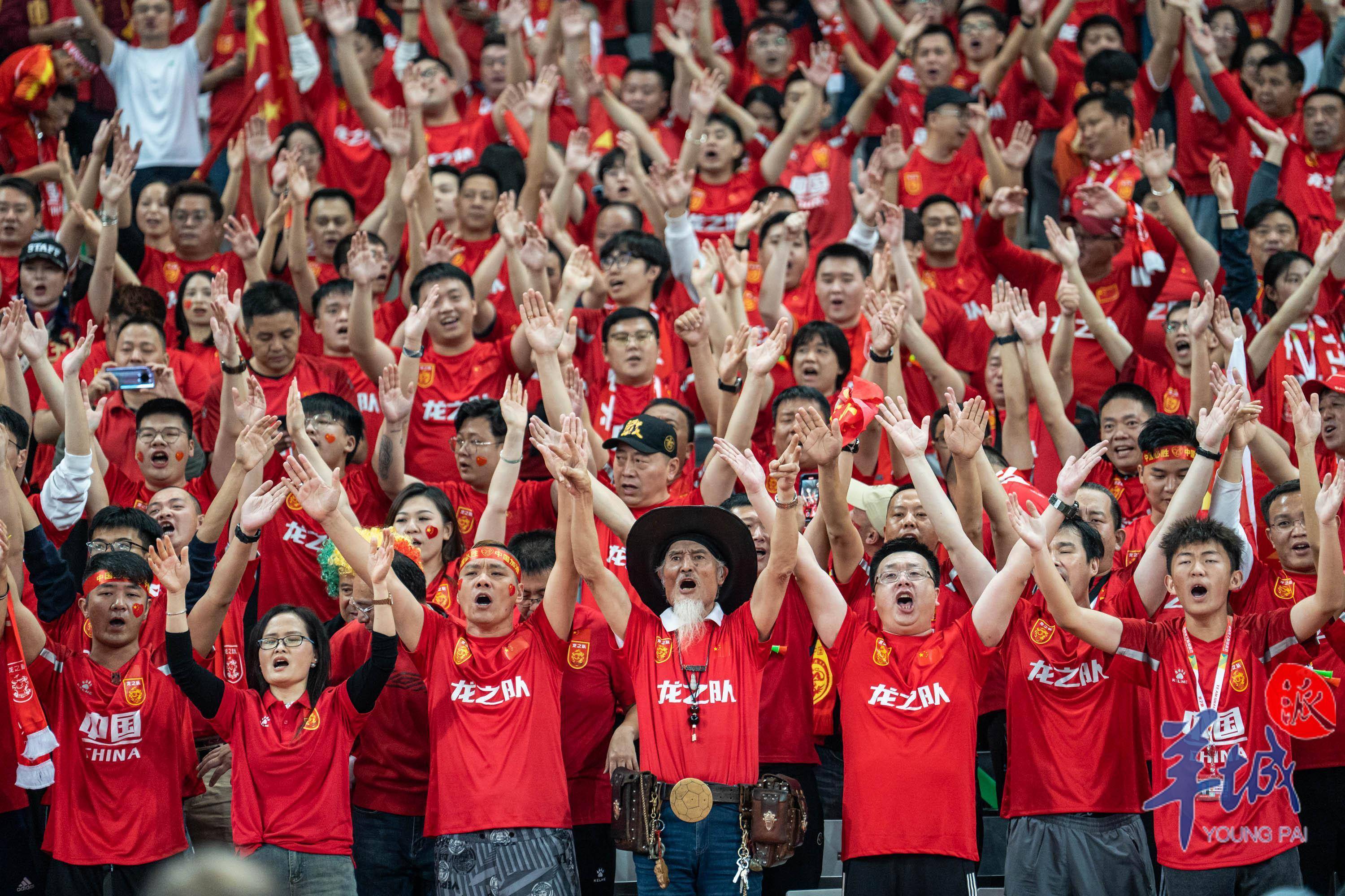 精彩比赛现场观众情绪高涨，热情沸腾