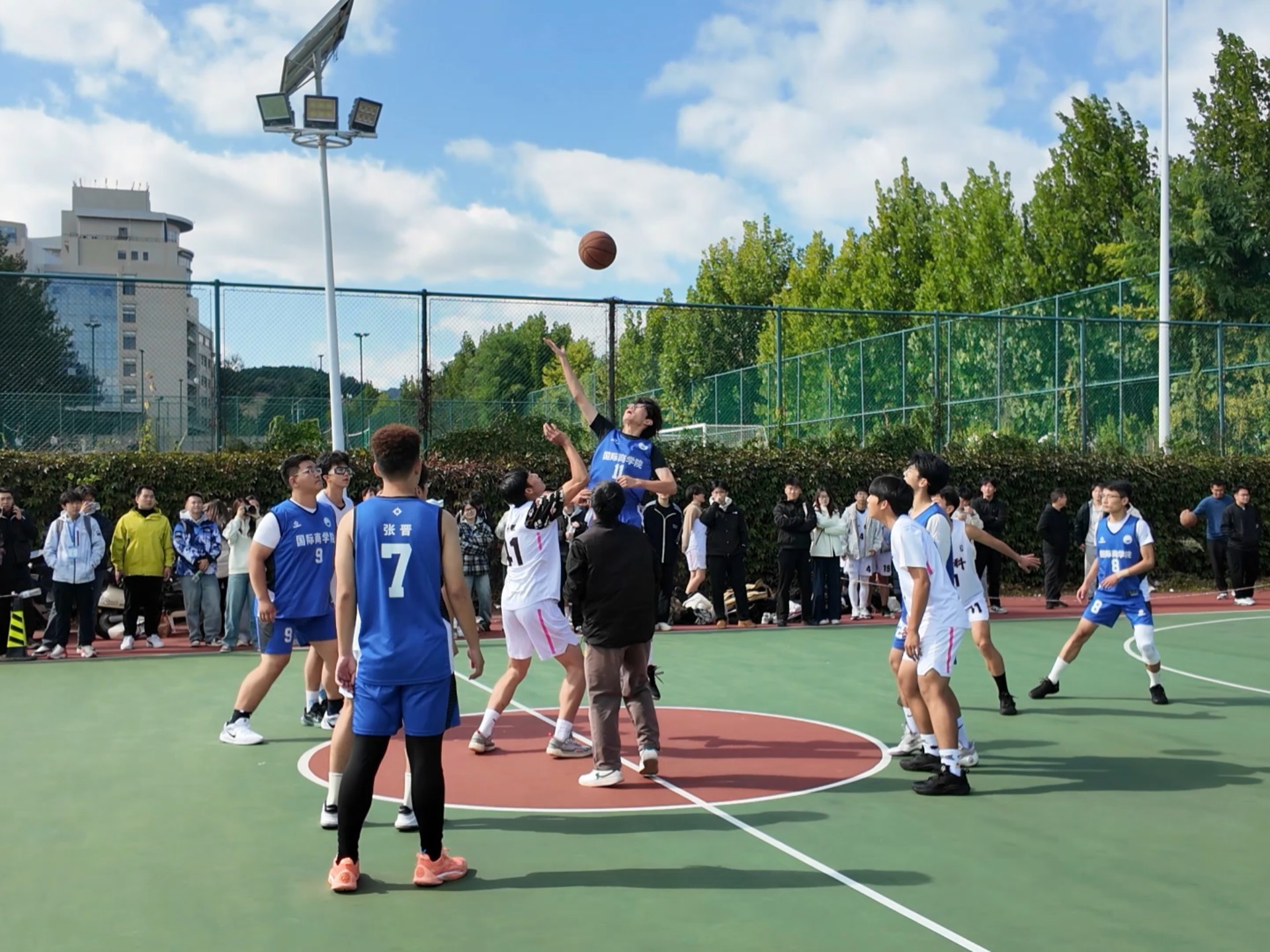 篮球赛事火热进行中,各路球队瞄准冠军奋力争夺 篮球赛事火热进行中,各路球队瞄准冠军奋力争夺