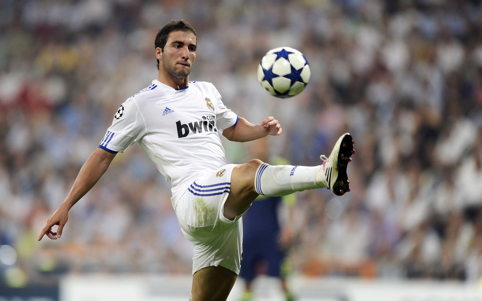 世界排名争夺战之夜，利拉德表现堪称教科书，如何定义关键时刻的巨星价值