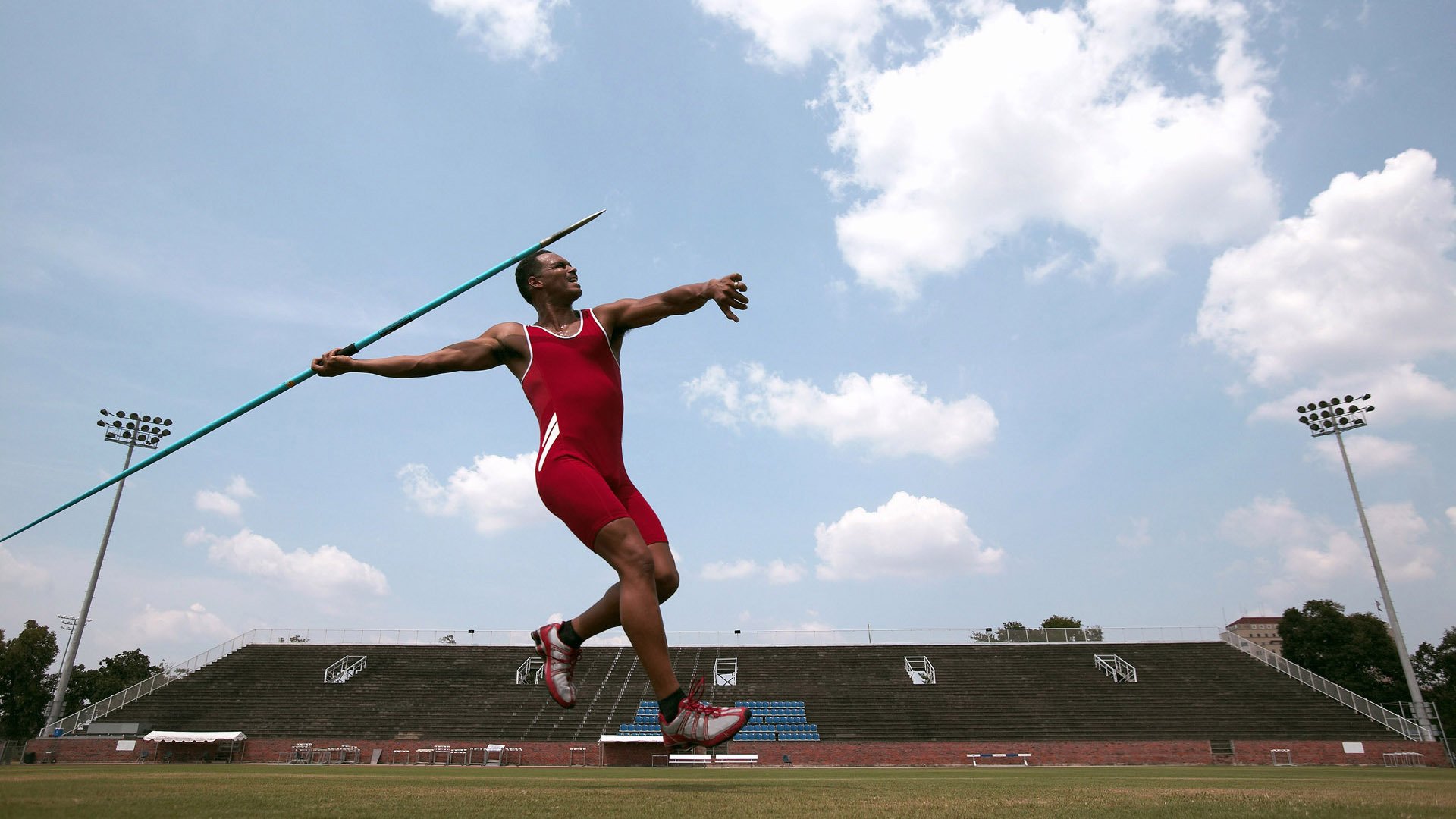 红牛铁骑一骑绝尘，塞恩斯刀锋之舞刺破雷诺迷雾