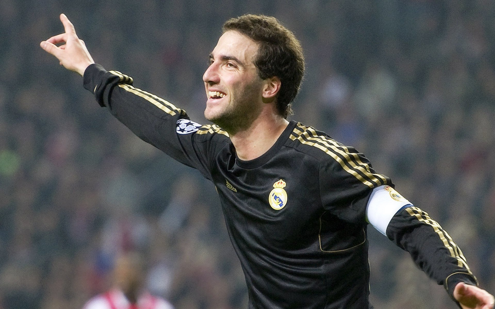 逆转的狂想曲与女王的独奏—论体育中的团队奇迹与个人美学